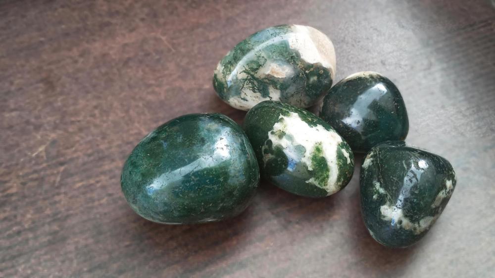 Green Moss Agate Meaning and Spiritual Properties